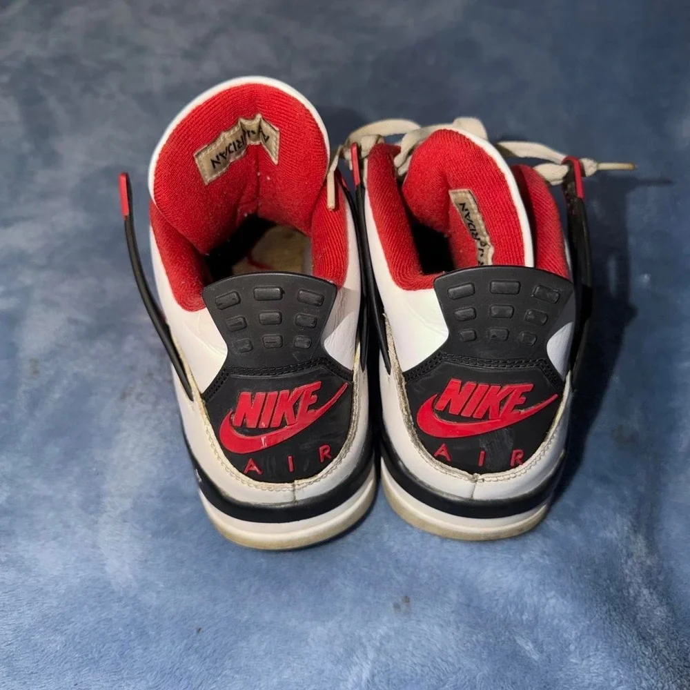 Air Jordan 4 Fire Red Retro Size 8 Mens missing 1 shoelace and insoles